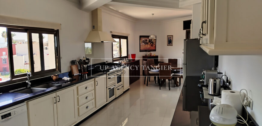 Exceptional building in Asilah facing the sea, multi-apartment, triplex and commercial space