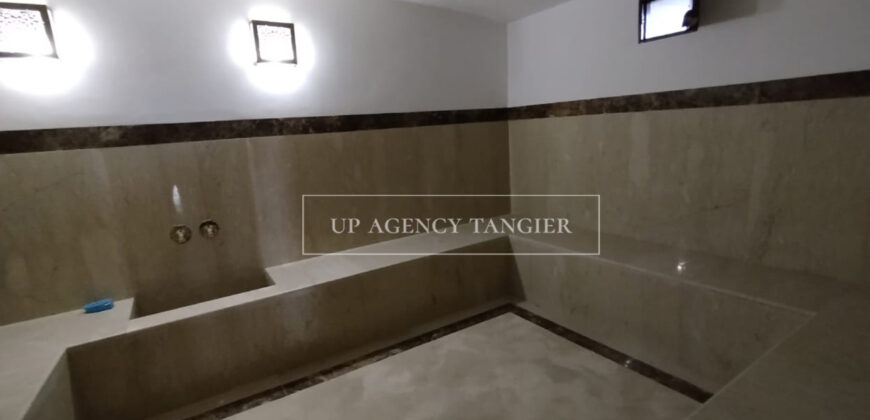 Grande villa à Tanger avec vue sur le Détroit